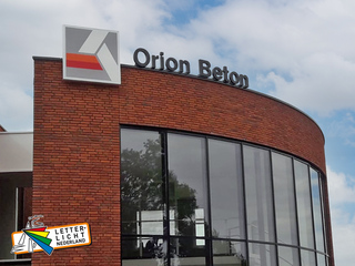 Montage logo vrijstaand op dak